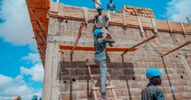 DHY Technologie : les Ministres Adji Ali Salatou et Pr Farmo Moumouni visitent le site de production d’ordinateurs, de tablettes et de Smartphones DHY Technologie : les Ministres Adji Ali Salatou et Pr Farmo Moumouni visitent le site de production d’ordinateurs, de tablettes et de Smartphones