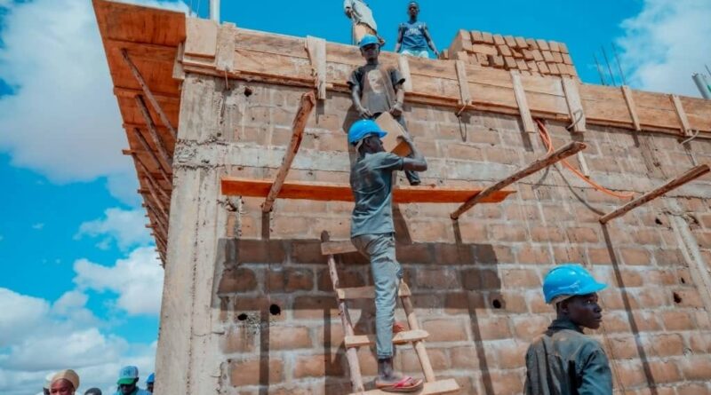 DHY Technologie : les Ministres Adji Ali Salatou et Pr Farmo Moumouni visitent le site de production d’ordinateurs, de tablettes et de Smartphones DHY Technologie : les Ministres Adji Ali Salatou et Pr Farmo Moumouni visitent le site de production d’ordinateurs, de tablettes et de Smartphones