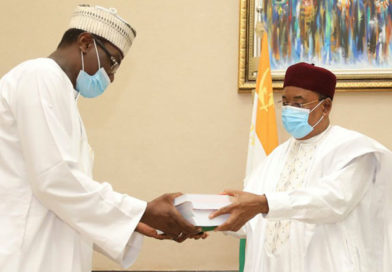CULTURE : L’écrivain Aboubakari Kio Koudizé a remis au Président de la République une collection en quatre tomes sur la chronologie politique du Niger de 1850 à 2019