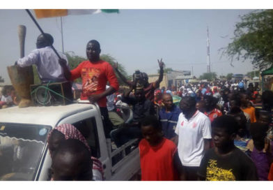 TANOUT : la population excédée par le problème d’électricité envahit la rue