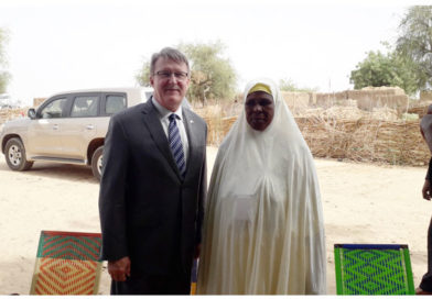 13 Mai : Hommage aux Braves Femmes du Niger par l’ambassadeur Eric P. Whitaker, à l’occasion de la Journée de la Femme Nigérienne 13 Mai : Hommage aux Braves Femmes du Niger par l’ambassadeur Eric P. Whitaker, à l’occasion de la Journée de la Femme Nigérienne