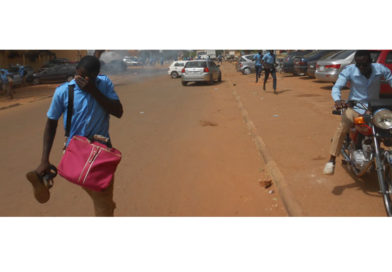 Grogne scolaire à Niamey : Des élèves « gazés », des journalistes agressés, caméras confisquées