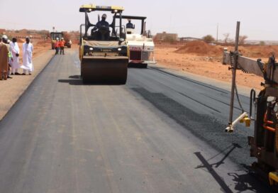 INFRASTRUCTURES : Démarrage de la phase de revêtement en béton bitumineux sur les chantiers de voirie urbaine