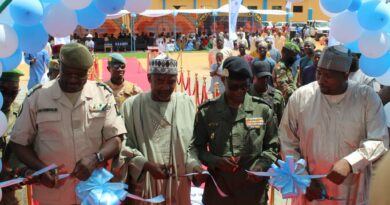 MARADI : Le ministre du commerce et de l’industrie M. Abdoulaye Seydou a inauguré la première usine de production d’eau minérale de la région dénommée : « AHK – Minéral ». MARADI : Le ministre du commerce et de l’industrie M. Abdoulaye Seydou a inauguré la première usine de production d’eau minérale de la région dénommée : « AHK – Minéral ».