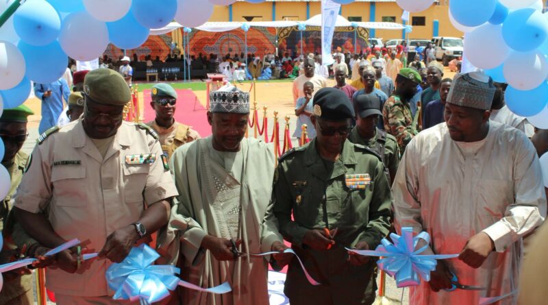MARADI : Le ministre du commerce et de l’industrie M. Abdoulaye Seydou a inauguré la première usine de production d’eau minérale de la région dénommée : « AHK – Minéral ». MARADI : Le ministre du commerce et de l’industrie M. Abdoulaye Seydou a inauguré la première usine de production d’eau minérale de la région dénommée : « AHK – Minéral ».