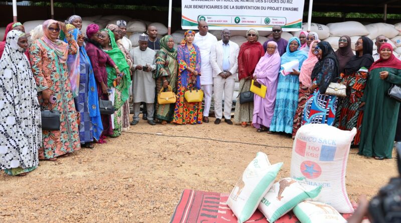 PNUD-Niger: Plus de 9 300 sacs de riz remis à des femmes entrepreneures pour renforcer leurs activités économiques PNUD-Niger: Plus de 9 300 sacs de riz remis à des femmes entrepreneures pour renforcer leurs activités économiques
