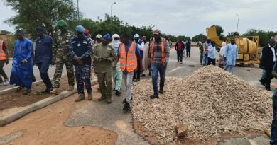 TAHOUA : A Konni, le Ministre de l’Equipement et des Infrastructures a visité le chantier de construction des postes de pesage et de péage modernes TAHOUA : A Konni, le Ministre de l’Equipement et des Infrastructures a visité le chantier de construction des postes de pesage et de péage modernes